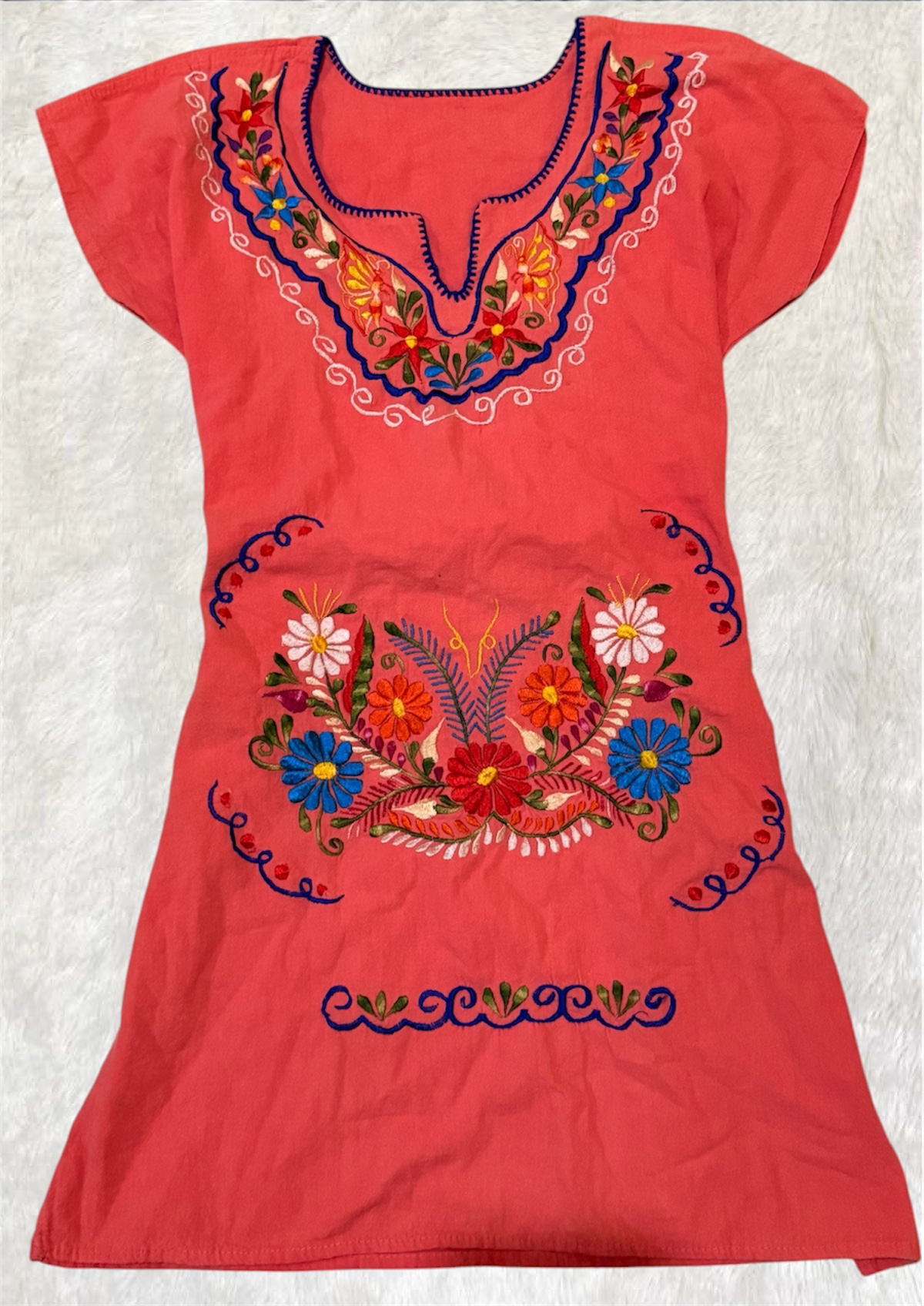 VESTIDO ARTESANAL CORAL CON BORDADOS COLORIDOS